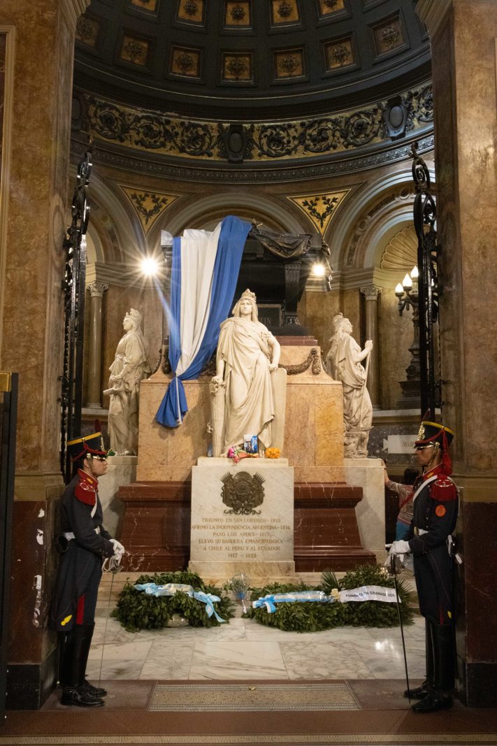 Tomb of General José de San Martín inside Buenos Aires Metropolitan Cathedral, guarded by ceremonial soldiers.