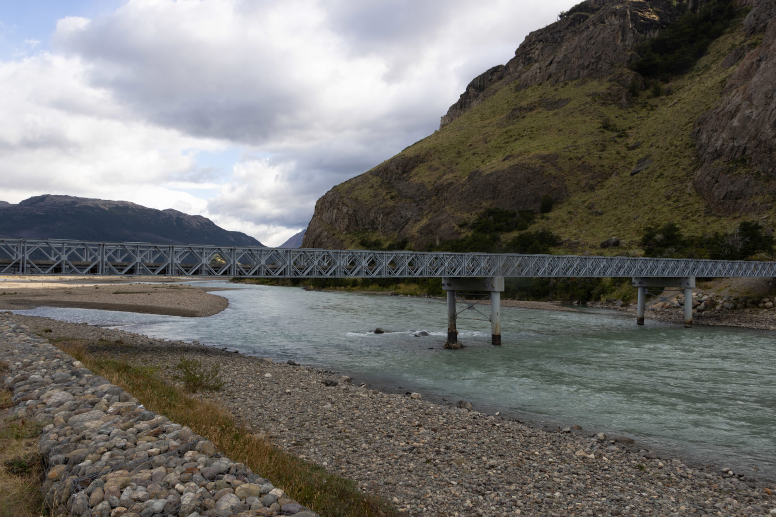 Metal footbridge over the Río de las Vueltas near El Chaltén on the walk to Chorrillo del Salto.