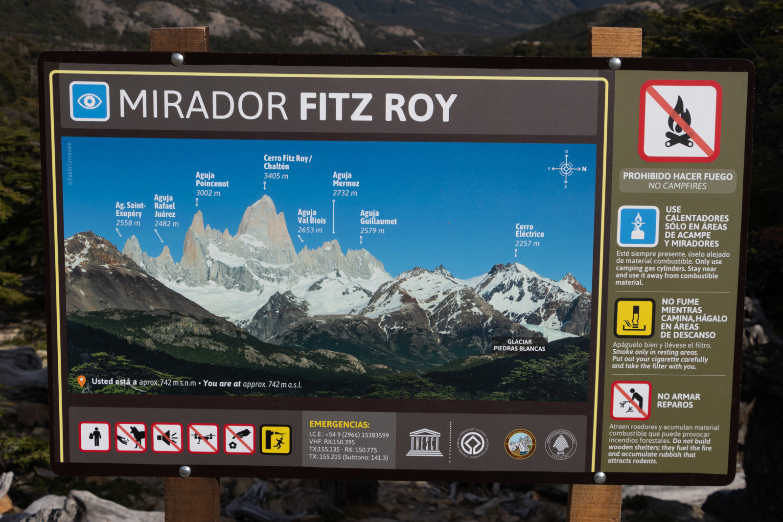 Information board at Mirador Fitz Roy identifying the peaks of the Fitz Roy massif, including Cerro Fitz Roy, Aguja Poincenot and surrounding summits.