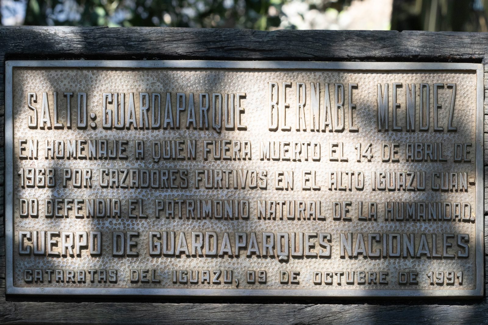 Memorial plaque honouring park ranger Bernabé Méndez in Iguazú National Park, Argentina, commemorating his dedication to protecting the park.