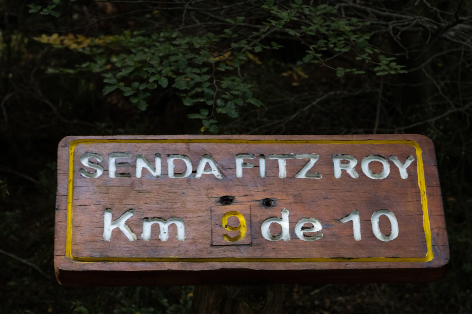 Wooden Senda Fitz Roy sign showing kilometre 9 of 10 on the trail to Laguna de los Tres near El Chaltén.