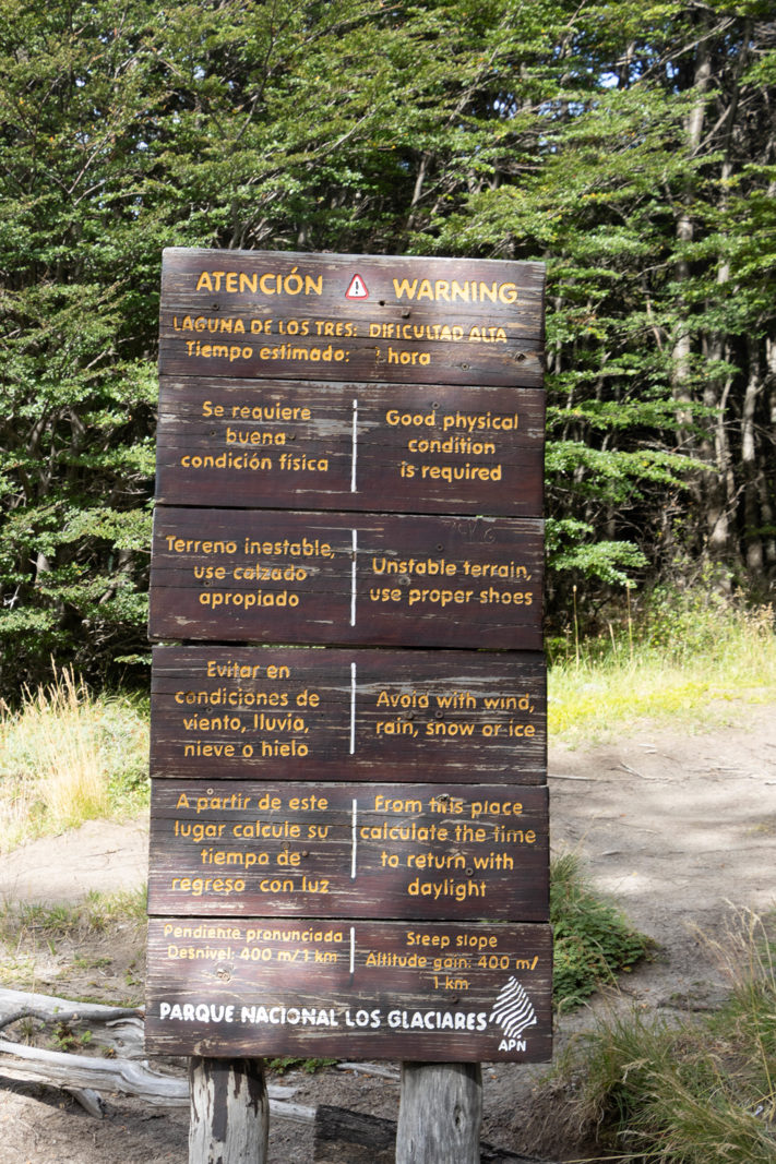 Warning sign before the final climb to Laguna de los Tres, advising that the route is difficult, steep and requires good physical condition.