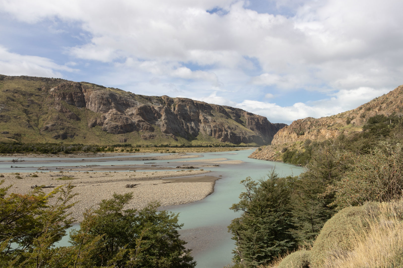 View over the Río de las Vueltas valley on the trail to Chorrillo del Salto near El Chaltén.